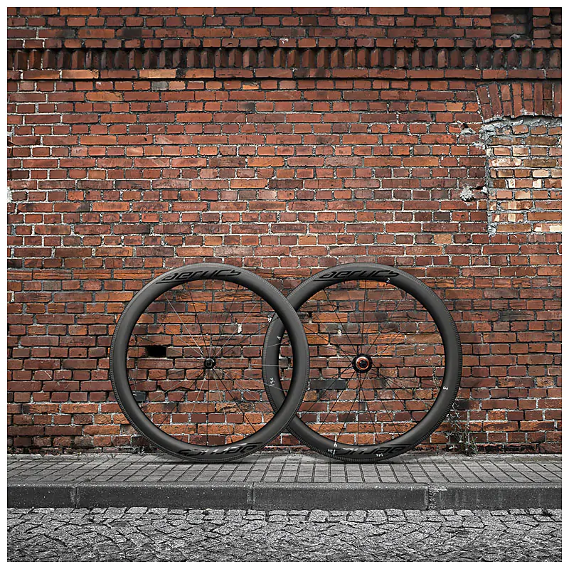 Professionelle Produktbilder für höchste Ansprüche Fahrradreifen vor Backsteinwand
