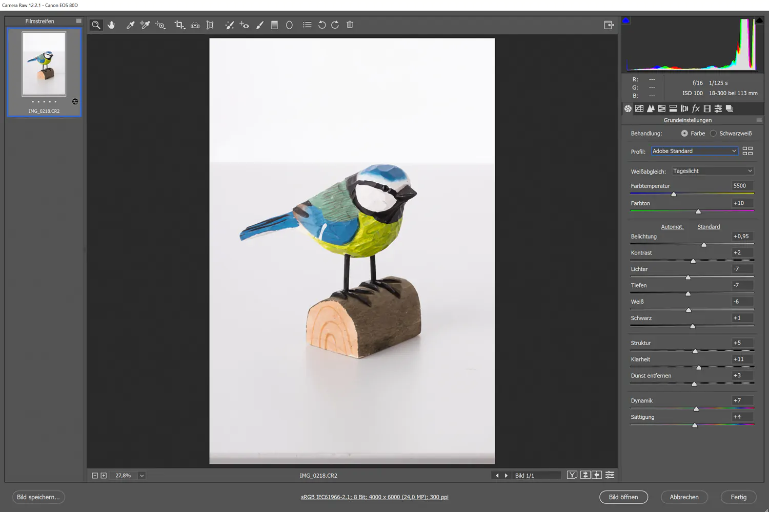 Produktfoto in der RAW-Entwicklung Vogel aus Holz handbemalt