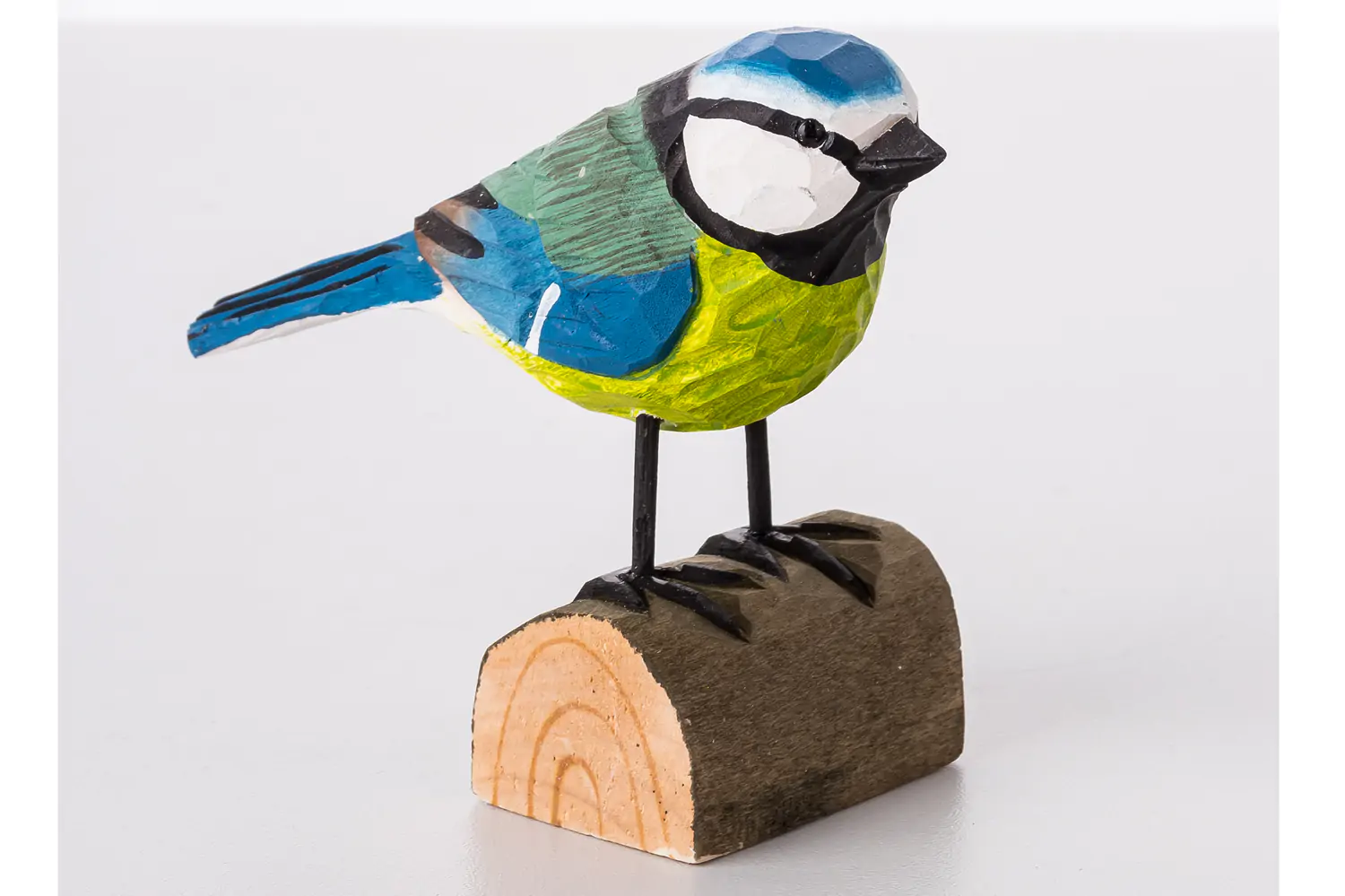 Produktfoto mit RAW-Entwicklung Vogel aus Holz handbemalt