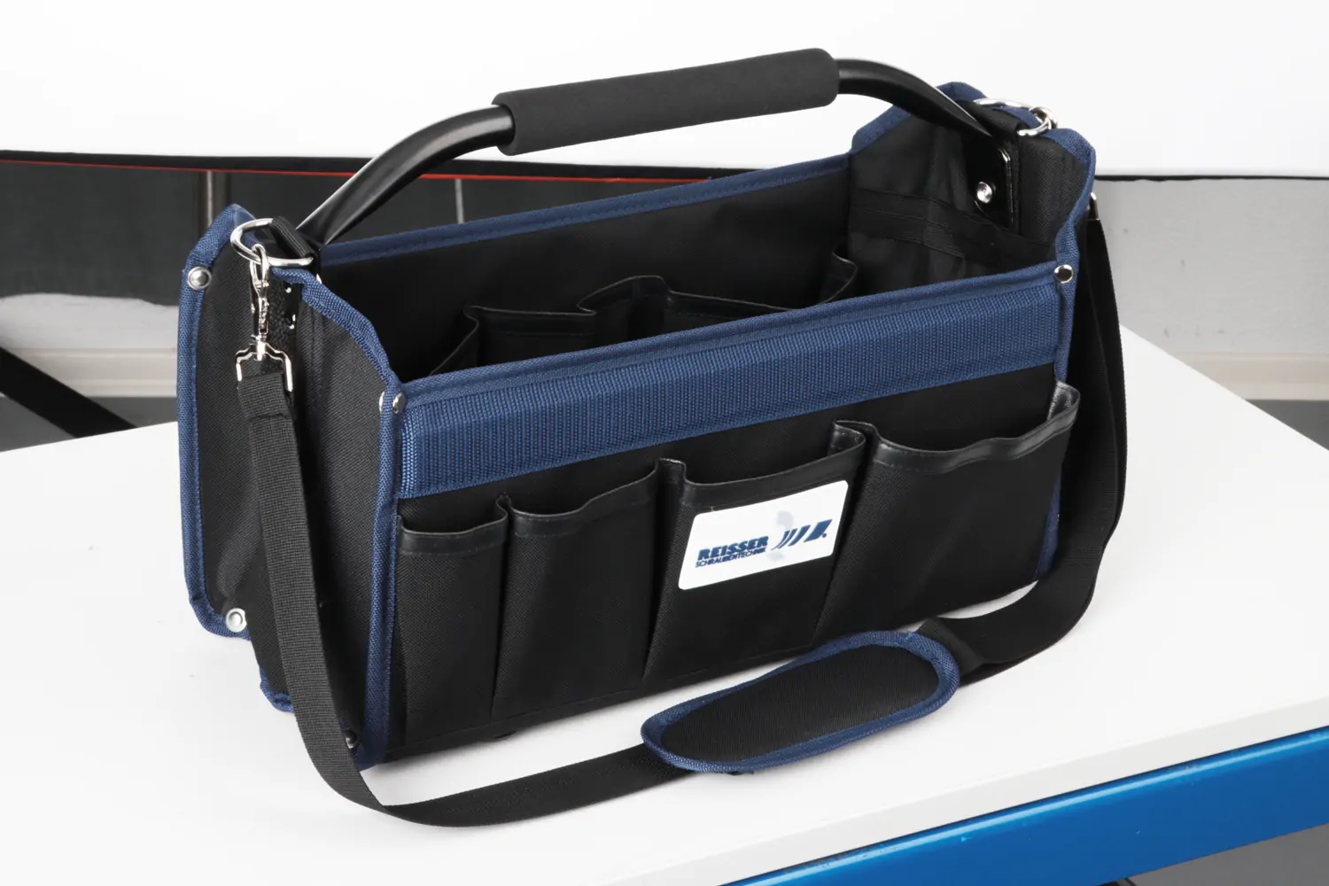 Produktfoto in JPG-Qualität Werkzeugtasche mit Griff und Trageriemen leer, schwarz-blau